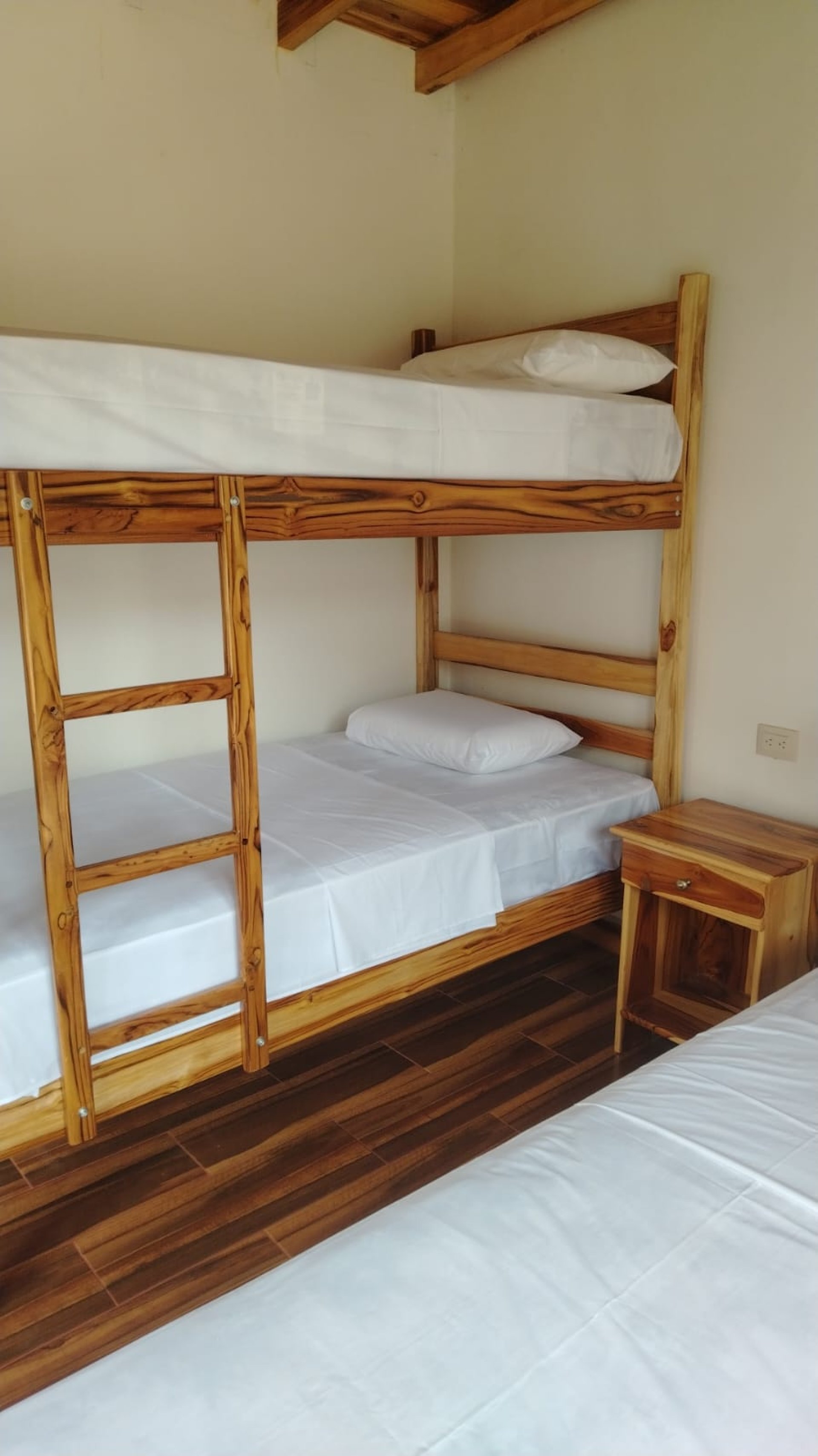 Acogedora cabaña de 2 dormitorios a pocos pasos del mar en Puerto López, ideal para relajarse!