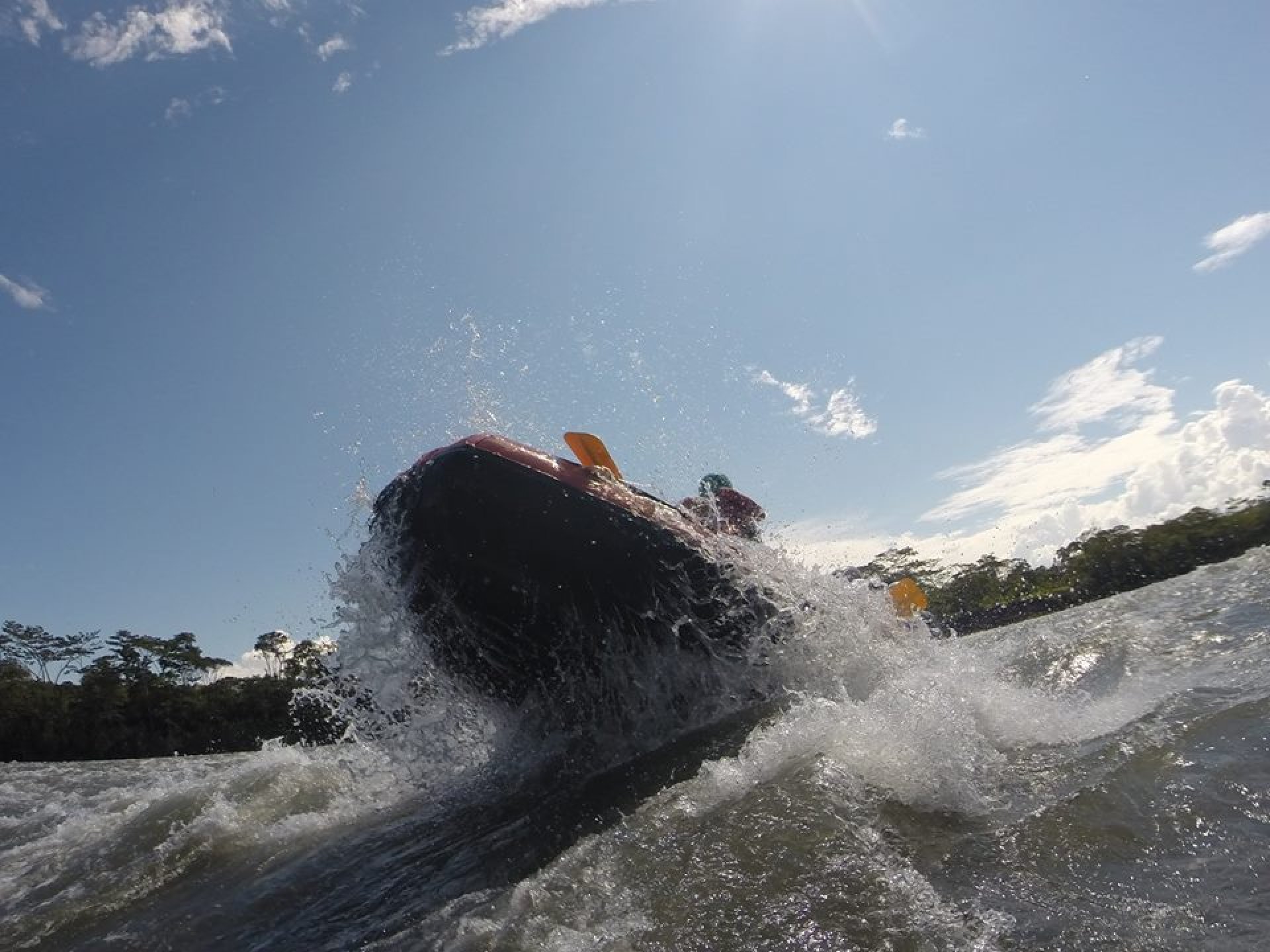Combinación de selva y rafting